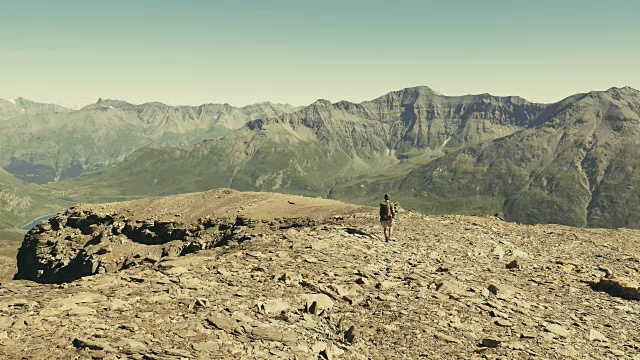 在意大利法国阿尔卑斯山徒步旅行的女人，慢镜头视频素材