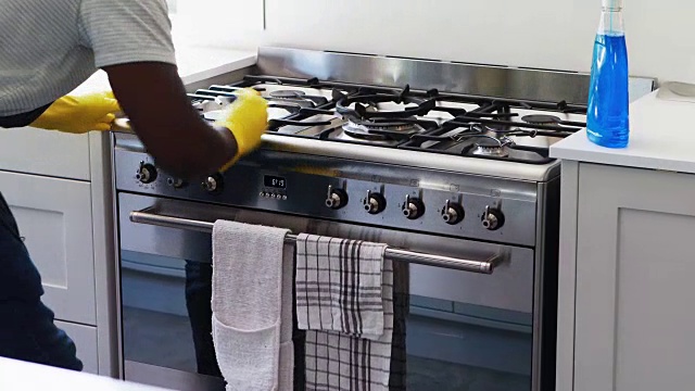 在厨房打扫烤箱的男人视频下载