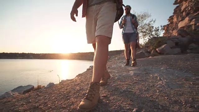 一群朋友在岩石海岸徒步旅行视频素材