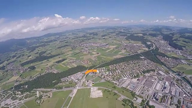 打开降落伞的跳伞者视频素材