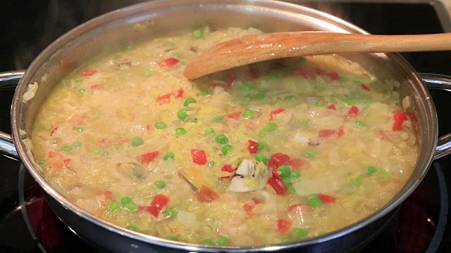 海鲜海鲜饭米饭锅煮视频素材