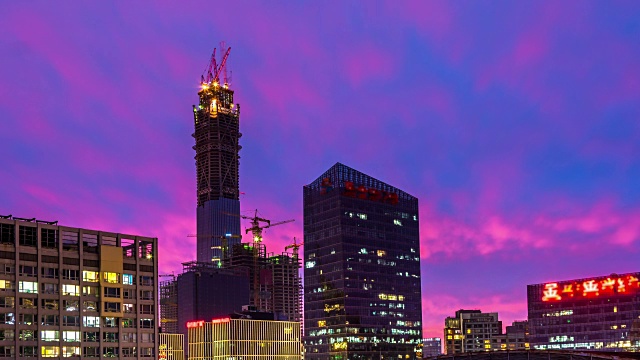 “中国尊”是位于北京中央商务区在建的超高层摩天大楼。北京众多建筑工地之一，4k延时视频素材
