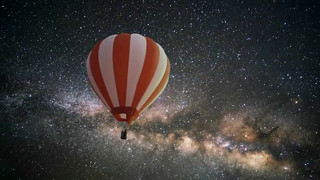 晚上的热气球与银河。视频素材