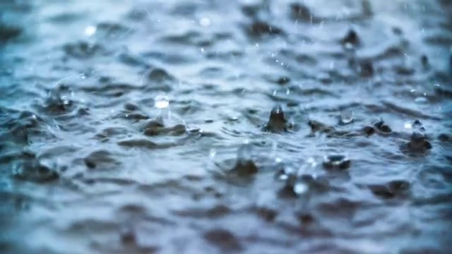 水滴落入湖中。微距和慢动作。视频下载