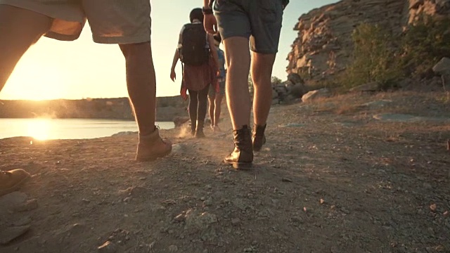 一群朋友在岩石海岸徒步旅行视频下载