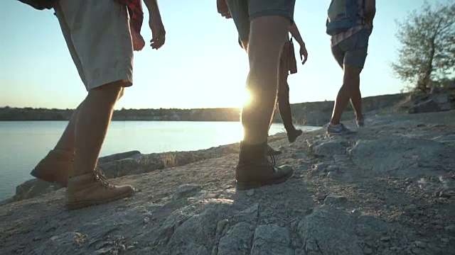 一群朋友在岩石海岸徒步旅行视频素材