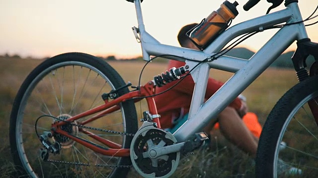 大自然中骑自行车的人视频素材