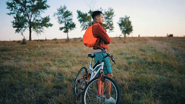 大自然中骑自行车的人视频素材