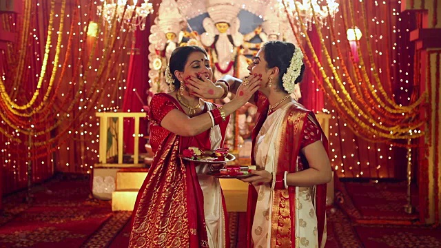 母亲和女儿庆祝杜尔迦普贾节，德里，印度视频素材
