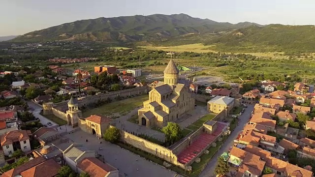 格鲁吉亚姆茨克塔的Svetitskhoveli大教堂鸟瞰图。视频下载