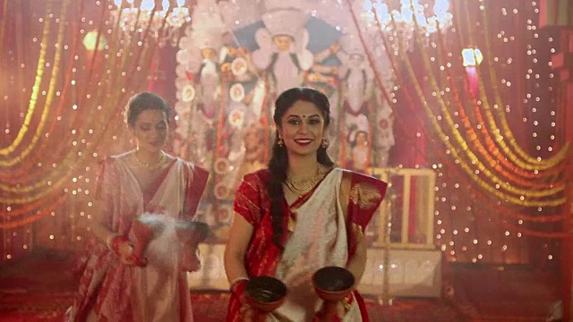 印度德里杜尔加普贾节上，两名孟加拉妇女在跳杜尔努奇舞视频素材