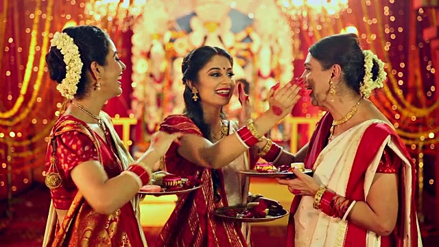 一个孟加拉家庭庆祝杜尔加普贾节，德里，印度视频素材