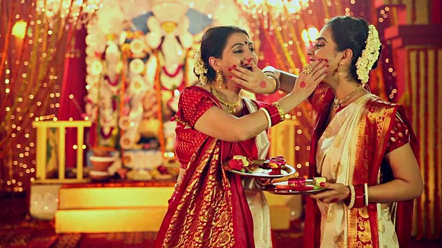 母亲和女儿庆祝杜尔迦普贾节，德里，印度视频素材
