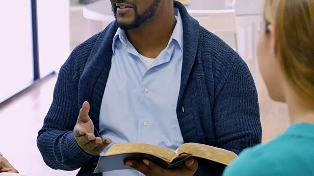 自信的中年非裔美国人领导办公室圣经研究视频素材