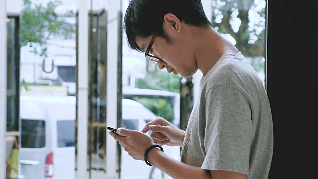 亚洲男人使用手机视频素材