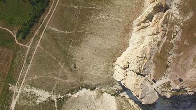 白色岩石悬崖，俯视图，航拍视频视频素材