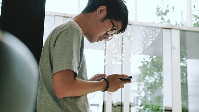 亚洲男人使用手机视频素材