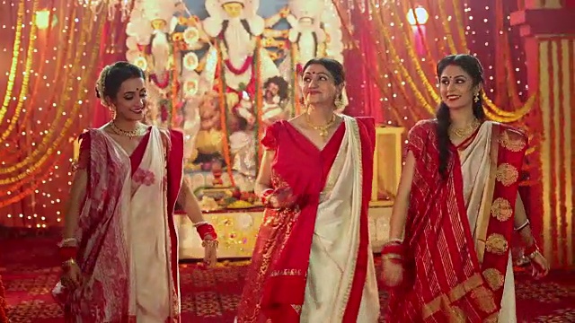 三个孟加拉妇女庆祝杜尔加普贾节，德里，印度视频素材