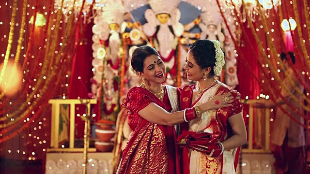 两名孟加拉妇女庆祝杜尔加普贾节，德里，印度视频素材