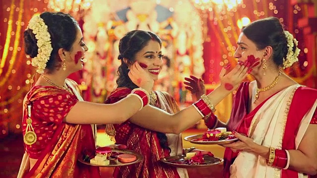 三个孟加拉妇女庆祝杜尔加普贾节，德里，印度视频素材