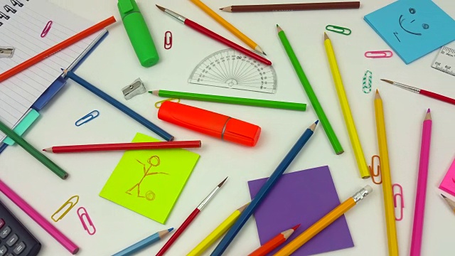 用平移镜头拍摄一张用彩色铅笔画的课桌视频下载