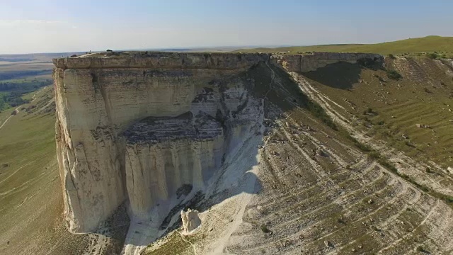 白色的岩石悬崖，航拍录像视频素材