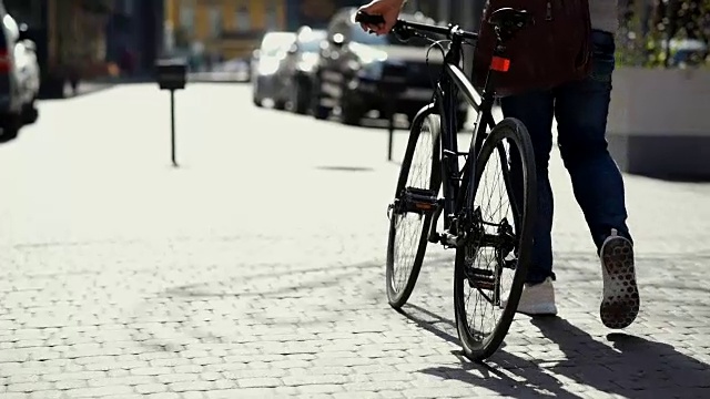 近距离观察骑着自行车在户外散步的成年男子视频素材