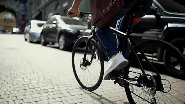 放大看男人在休闲骑自行车视频素材