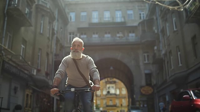 一个成熟的男人在街上骑自行车视频下载