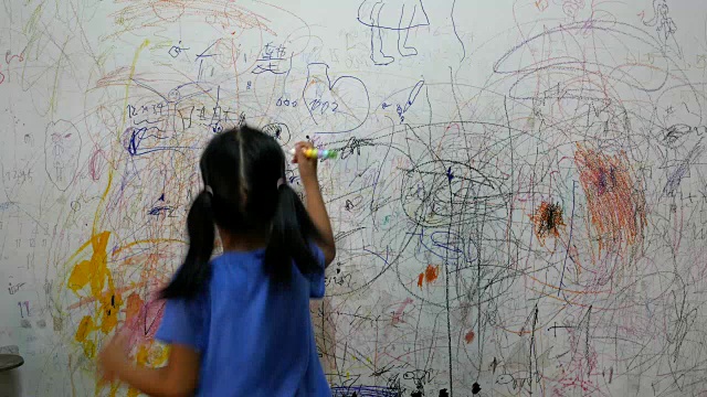 远景:孩子在房子的墙上写字视频下载