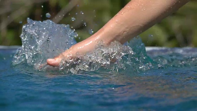 慢动作:手拖动滑过水面的细节在无限池视频下载