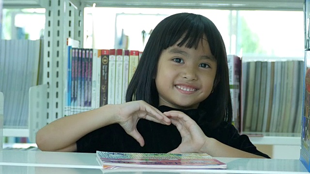 亚洲女孩在图书馆，心标志视频下载