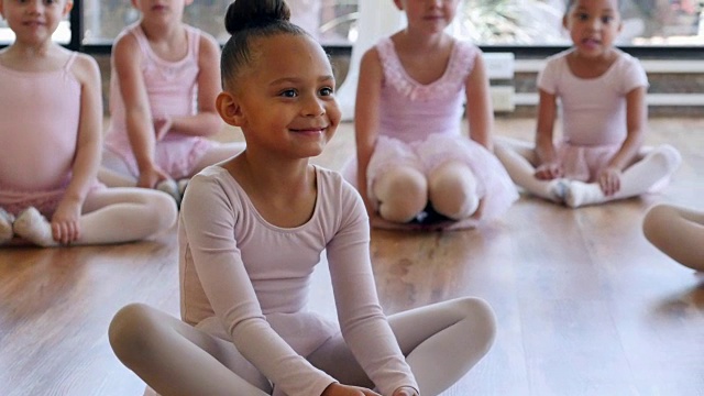 可爱的年轻芭蕾舞者视频素材