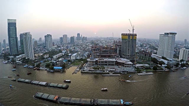 泰国曼谷繁忙的湄南河上的船只交通，视频素材