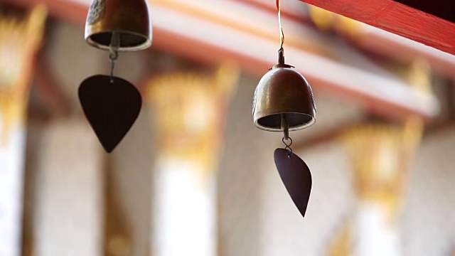 在泰国寺庙教堂的走廊上挂着小铃铛视频下载
