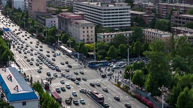 T/L WS HA PAN拍摄城市街道十字路口/石家庄，河北，中国视频下载