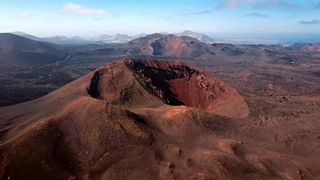 飞越加纳利群岛兰萨罗特提曼法亚国家公园附近的火山视频下载