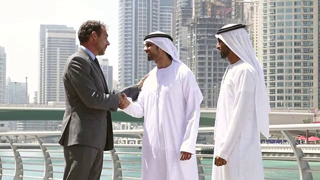 中东商人会见西方男人-股票视频视频下载