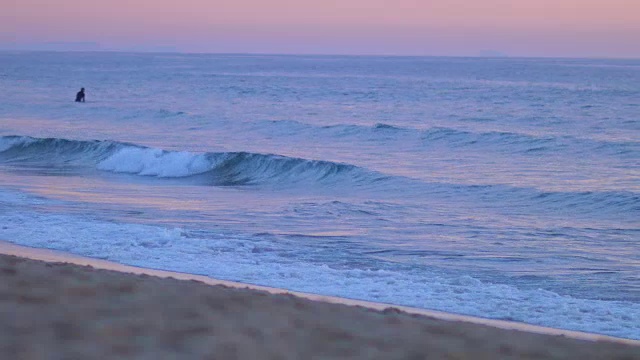 阳光沙滩上的海浪，夕阳视频素材
