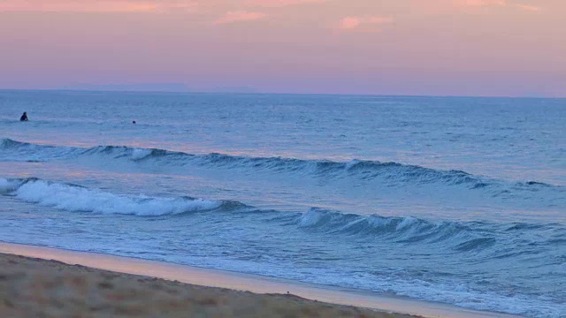 日落时分，lit -et- mix海滩上的海浪视频下载