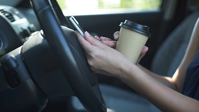 坐在车里打电话喝咖啡的女人视频素材
