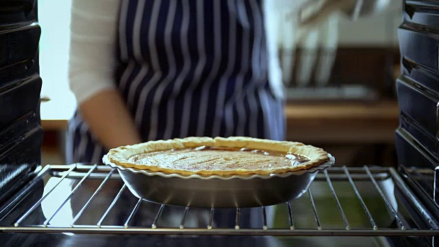 烤南瓜派的节日在烤箱- 4k视频视频素材