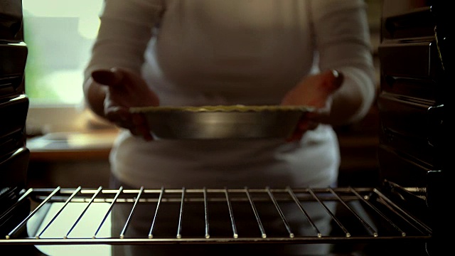 烤南瓜派的节日在烤箱- 4k视频视频素材