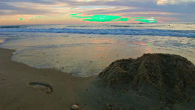 阳光沙滩上的海浪，夕阳视频素材