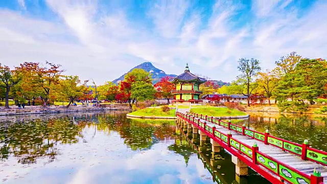 时间流逝:韩国首尔庆福宫的秋天。视频素材