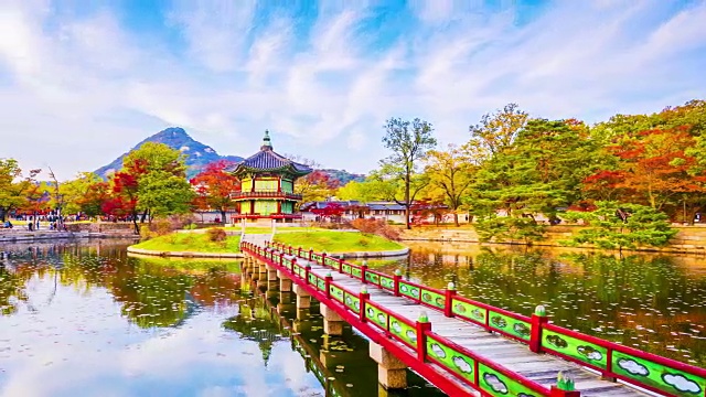 时间流逝:韩国首尔庆福宫的秋天。视频素材