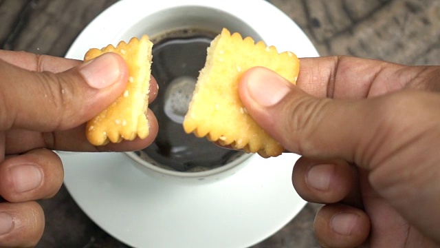 慢动作将饼干浸入咖啡中视频下载