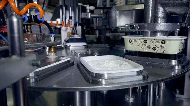 奶酪厂的牛奶产品自动化生产线。视频素材