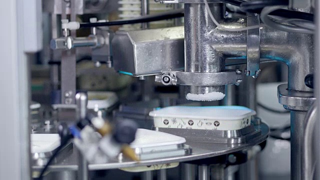 工厂中奶酪生产的自动化过程。视频素材