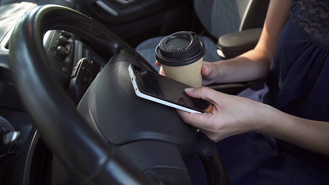 坐在车里打电话喝咖啡的女人视频素材